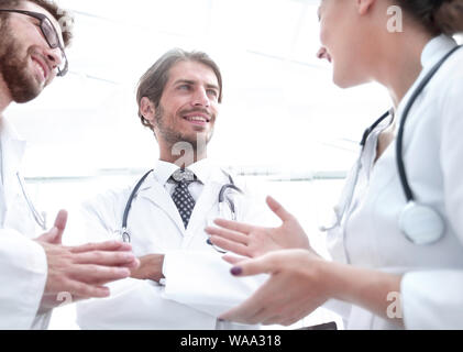 Gruppe der Medizin Ärzte sprechen während der Konferenz, Ansicht von unten Stockfoto