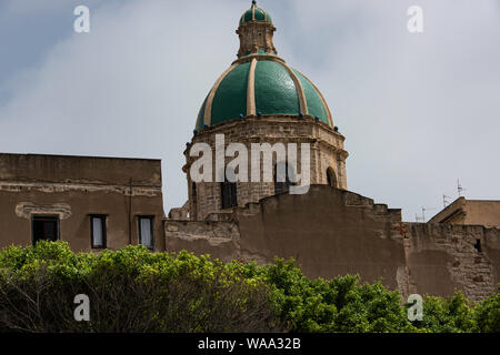 Kuppel der Kirche des Heiligen Franz von Assisi in der Nähe des Hafens, Trapani, Sizilien Stockfoto