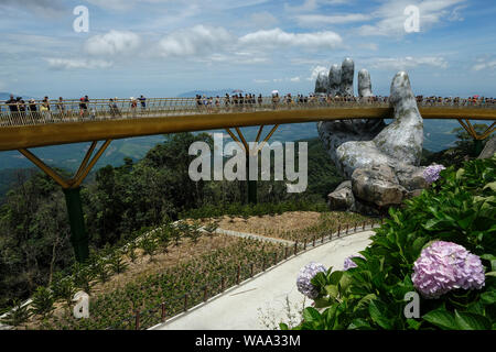 Da Nang, Vietnam - am 18. August 2018: Touristen in der Golden Bridge. Die Goldene Brücke ist eine 150 m lange Fußgängerbrücke in der Ba Na Hügeln in Da Nang. Stockfoto