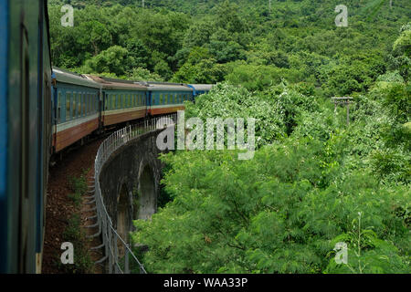 Da Nang, Vietnam - 19. August: Zug durch Hai Van Pass in der Mitte von Vietnam am 19. August 2018 in Da Nang, Vietnam. Stockfoto