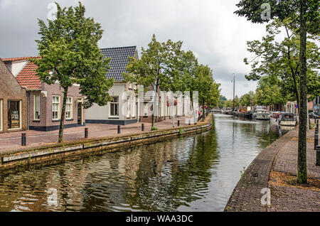 Meppel, Niederlande, August 1, 2019: Blick entlang geschwungenen Keizersgracht mit Oen oder zwei Stöckiges traditionelles Ziegelstein gesäumt von Häusern Stockfoto