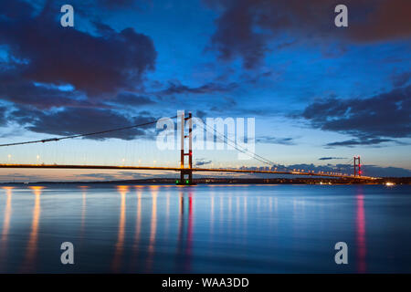 Die Humber Bridge über den Fluss Humber nach Einbruch der Dunkelheit bei Flut von Barton-upon-Humber in North Lincolnshire, Großbritannien Stockfoto