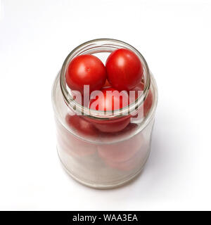 Hausgemachte Konserven rote Tomaten, Tomaten im Glas auf weißem Hintergrund Stockfoto