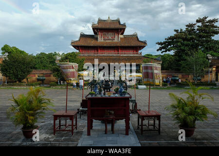 Hue, Vietnam - 19. August: Touristen, die in der kaiserlichen Stadt am 19. August 2018 in Hue, Vietnam. Stockfoto