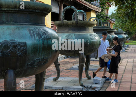 Hue, Vietnam - 19. August: Touristen, die in der kaiserlichen Stadt am 19. August 2018 in Hue, Vietnam. Stockfoto