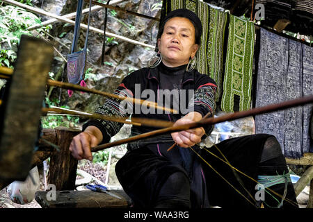 Sapa, Vietnam - 23. August: Frau der Schwarzen Hmong ethnische Minderheit bilden Faden zum Nähen am 23. August 2018 in Sapa, Vietnam. Stockfoto