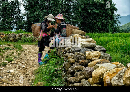 Sa Pa, Vietnam - 23. August: Nicht identifizierte Frauen von der Schwarzen Hmong, die ethnischen Minderheiten angehören, am 23. August in Sa Pa, Vietnam 2018. Stockfoto