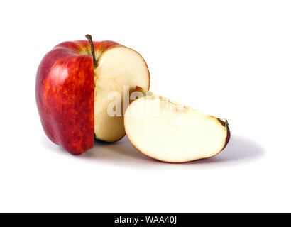Reife rote Apple ohne Scheibe, Nahaufnahme, Schnitt auf weißem Hintergrund Stockfoto