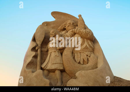 Ein Sand Skulptur von Disneys Animationsfilm Moana und Maui durch Sand Bildhauer Hanneke Lieferung von Belgien gemacht, die auf der Ersten Internationalen Sandskulpturenfestival starring führende Künstler und aller Zeiten mythischen Helden in Bar Kochba Strand in der südlichen Stadt Aschkelon in Israel. Stockfoto