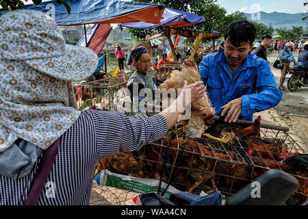 Bac Ha, Vietnam - 26. August: Nicht identifizierte Personen kaufen und verkaufen Hühner in Markt am Sonntag am 26. August 2018 in Bac Ha, Vietnam. Stockfoto