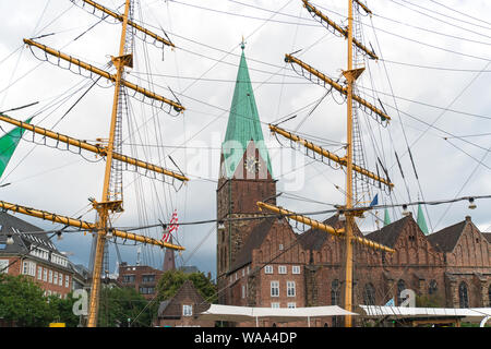 Blick durch die Masten der Alexander von Humboldt in die Kirche St. Martini in Bremen. Stockfoto