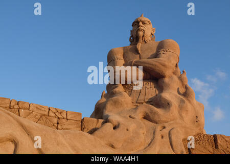 Ein Sand Skulptur von Disney's Animated Feature Film Aladdin Genie durch Sand Bildhauer Daniel Robert Glover aus den USA gemacht, die auf der Ersten Internationalen Sandskulpturenfestival starring führende Künstler und aller Zeiten mythischen Helden in Bar Kochba Strand in der südlichen Stadt Aschkelon in Israel. Stockfoto