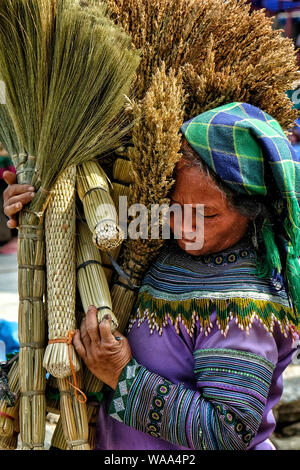 Bac Ha, Vietnam - 26. August: Frauen mit traditionellen Besen auf dem Markt am 26. August 2018 in Bac Ha, Vietnam. Stockfoto