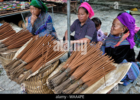 Bac Ha, Vietnam - 26. August: Nicht identifizierte Frau Verkauf von Weihrauch am Sonntag Markt am 26. August 2018 in Bac Ha, Vietnam. Stockfoto