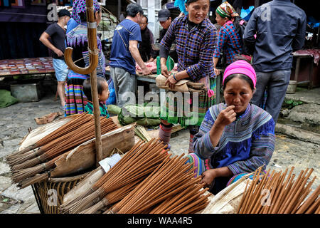 Bac Ha, Vietnam - 26. August: Nicht identifizierte Frau Verkauf von Weihrauch am Sonntag Markt am 26. August 2018 in Bac Ha, Vietnam. Stockfoto