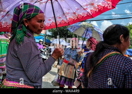 Bac Ha, Vietnam - 26. August: Frau Verkäufer der Hmong indigener Stamm auf dem lokalen Markt am 26. August 2018 in Bac Ha, Vietnam. Stockfoto