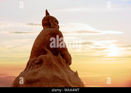 Die Silhouette Skulptur von Disney's Animated Feature Film Aladdin Genie durch Sand Bildhauer Daniel Robert Glover aus den USA gemacht, die auf der Ersten Internationalen Sandskulpturenfestival starring führende Künstler und aller Zeiten mythischen Helden in Bar Kochba Strand in der südlichen Stadt Aschkelon in Israel. Stockfoto