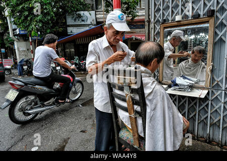 Hanoi, Vietnam - 28. August: friseur Rasieren ein Mann an der Straße am 28. August 2018 in Hanoi. Stockfoto