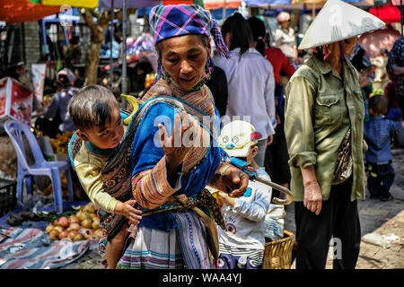 Bac Ha, Vietnam - 26. August: Frau Verkäufer der Hmong indigener Stamm auf dem lokalen Markt am 26. August 2018 in Bac Ha, Vietnam. Stockfoto