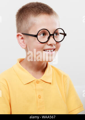 Portrait Nahaufnahme von niedlichen ernste Kid little boy Nerd in Gläsern. Stockfoto