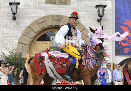 Kyjov, Tschechische Republik. 18 Aug, 2019. Mitglieder einer Vielzahl von Folkloregruppen und Tradition die Liebhaber nahmen an einem internationalen Folklore Festival Slovacky rok in Kyjov, Südmähren, Tschechische Republik, 18. August 2019 im Rahmen eines internationalen Folklore Festival berechtigt Slovacky rok berechtigt. Quelle: Igor Zehl/CTK Photo/Alamy leben Nachrichten Stockfoto