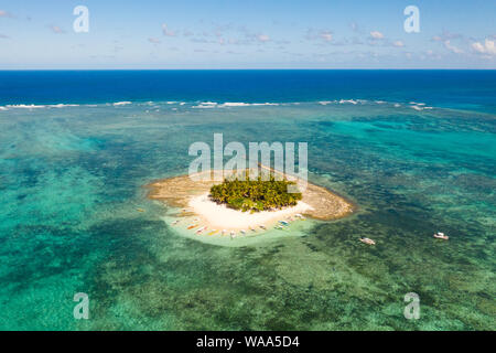 Guyam Insel Siargao, Philippinen. Kleine Insel mit Palmen und weißem Sandstrand. Die philippinischen Inseln. Stockfoto