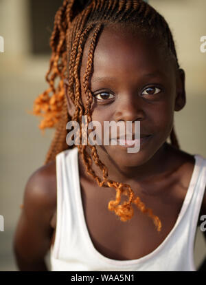 Schöne Mädchen mit schönen Frisur in einem Slum in dem Fischerdorf Jamestown in Accra, Ghana Stockfoto