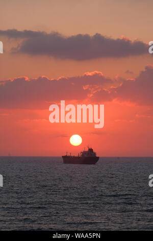 Sonnenuntergang über dem Mittelmeer über BLUE ROSE Chemie/Öl Tanker in China gebaut aus segeln Ufer in Israel Stockfoto