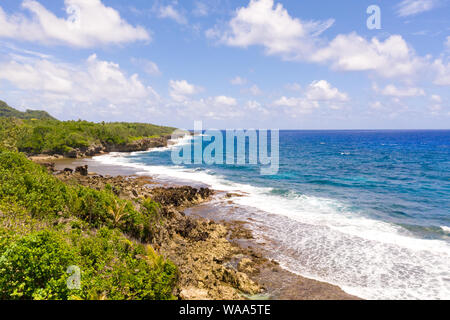 Die felsige Küste von einer tropischen Insel. Siargao, Philippinen. Marine mit Palmen in sonniges Wetter, Luftbild. Stockfoto