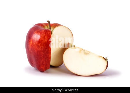 Reife rote Apple ohne Scheibe, Nahaufnahme, Schnitt auf weißem Hintergrund Stockfoto