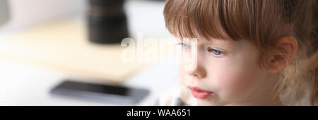 Portrait von niedlichen kleinen Mädchen an etwas denken, Stockfoto