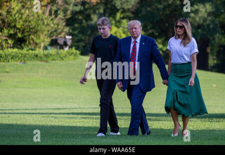 Washington, Vereinigte Staaten von Amerika. 18 Aug, 2019. Barron Trump, United States President Donald J. Trumpf und die erste Dame Melania Trump Rückkehr in das Weiße Haus nach einem Aufenthalt in Bedminster, New Jersey, Washington, DC am 18. August 2019. Credit: Tasos Katopodis/Pool über CNP | Verwendung der weltweiten Kredit: dpa/Alamy leben Nachrichten Stockfoto
