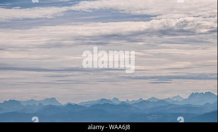 Blick auf die alpine Berggipfel, Täler und Seen im Sommer dunstige Tag in der Schweiz. Stockfoto