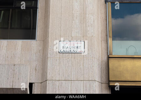 London/Großbritannien - 18. Juli 2019: Beaufort Gardens Name sign Stockfoto