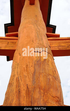 In der Nähe von Rot lackiert Holzbein des Grand Torii von Miyajima Insel, Japan. Stockfoto