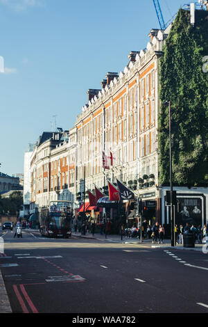London, UK - 15. Juli 2019: Buckingham Palace Road in Richtung Buckingham Palace. Das Rubens at the Palace Hotel auf der rechten Seite Stockfoto