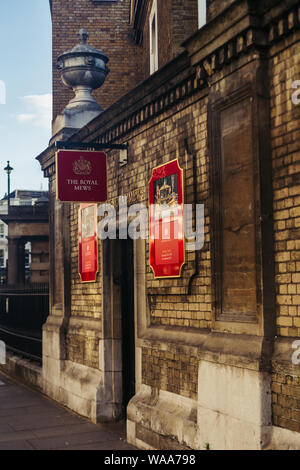 London, UK - 15. Juli 2019: Die Royal Mews Souvenirshop auf der Buckingham Palace Road gelegen. Die Royal Mews ist ein mews der britischen königlichen Familie Stockfoto