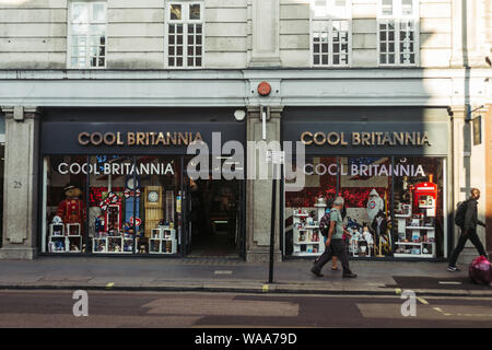 London, Großbritannien - 15 Juli, 2019: Der Cool Britannia Souvenirs und Geschenke Shop. Cool Britannia war eine Phase verstärkter Stolz auf die Kultur des Vereinigten Königreichs throug Stockfoto
