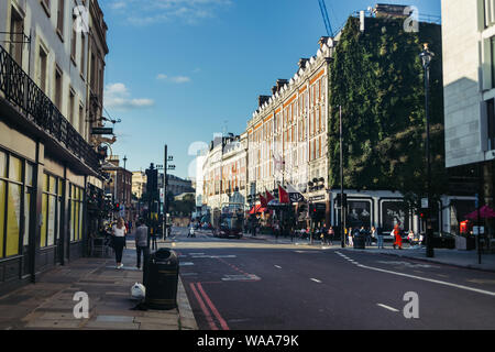 London, UK - 15. Juli 2019: Buckingham Palace Road in Richtung Buckingham Palace. Das Rubens at the Palace Hotel auf der rechten Seite Stockfoto