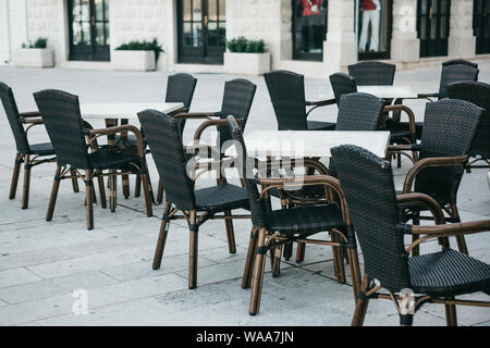 Leere Tische und Stühle der Straßencafés in Schwarz-weiß Stil Stockfoto