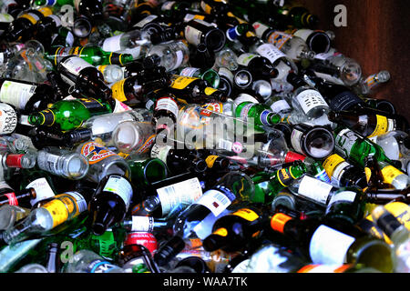 Große Anzahl von Getränkeflaschen in außerhalb UK Public House überspringen. Stockfoto