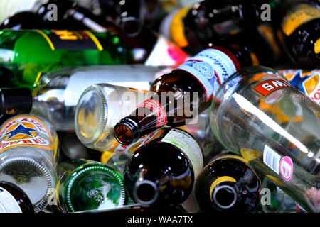 Große Anzahl von Getränkeflaschen in außerhalb UK Public House überspringen. Stockfoto