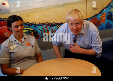 Premierminister Boris Johnson trifft sich mit Angehörigen der Gesundheitsberufe bei einem Besuch der Royal Cornwall Krankenhaus in Truro, Cornwall. Stockfoto