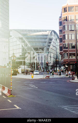 London/Großbritannien - 18. Juli 2019: Schnittpunkt der Vauxhall Bridge Road und Victoria Street, in der Westminster; wenig Ben Uhren auf der linken; Kardinal, Stockfoto