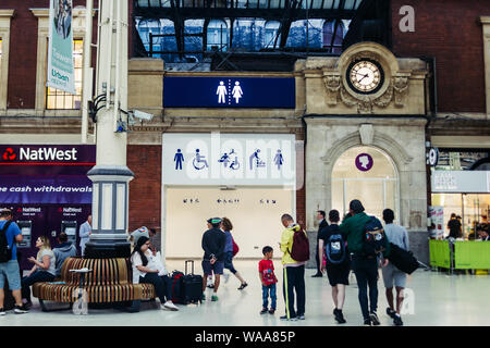 London/Großbritannien - 18. Juli 2019: öffentliche Toilette auf dem Bahnhof Victoria Station, einer der belebtesten Stationen in London; selektive Fokus, Bewegungsunschärfe Stockfoto