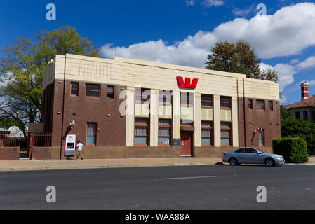 Bank von NSW (1930) ist ein zwischenstaatlicher Krieg zogen die klassische 2-stöckige Gebäude mit Art déco-Stil eingerichtet. Moree New South Wales Australi Stockfoto