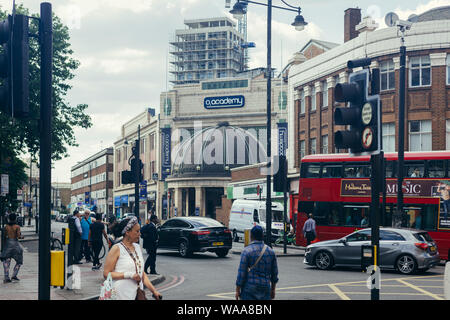 London/Großbritannien - 16. Juli 2019: Die O2 Brixton Academy aus der Brixton Road gesehen. Die O2 Academy ist eines von Londons führenden Konzerthallen, Clubs und Stockfoto