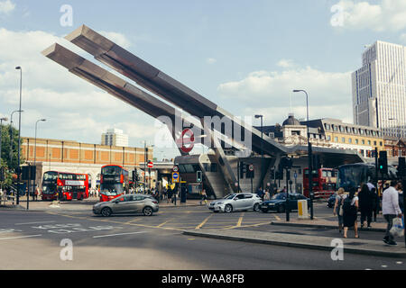 London/Großbritannien - 16. Juli 2019: Vauxhall Busbahnhof, zweite verkehrsreichsten Bahnhof in London. Ausrichtbare Arme enthält Solarzellen, die einen Drittel der Th Stockfoto