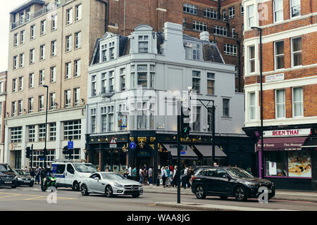 London, UK/16 Juli 2019: Menschen zu Fuß über den White Swan Pub an der Vauxhall Bridge Road London, UK. Pubs sind der grosse Teil der britischen Kultur Stockfoto