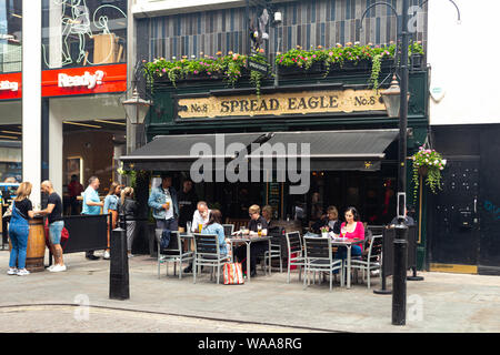 London, UK/18. Juli 2019: Menschen beim Mittagessen in Spread Eagle Pub auf Woodstock Street in London. Stockfoto